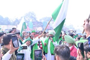 “गोसाईगंज से शुरू हुई किसान क्रांति पदयात्रा में शामिल हजारों किसान”